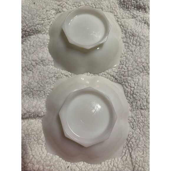 Vintage ANCHOR HOCKING Milk Glass Grape Leaf Embossed Grapes Decorative Bowl 2 - Picture 3 of 3